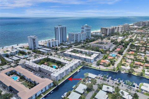 Condominio en venta en Lauderdale-by-the-Sea, Florida, 2 dormitorios, 79.9 m2 № 1133072 - foto 1
