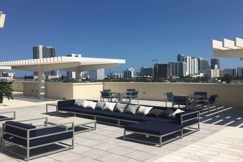 Condo in Miami, Florida, 1 bedroom  № 1386246 - photo 15