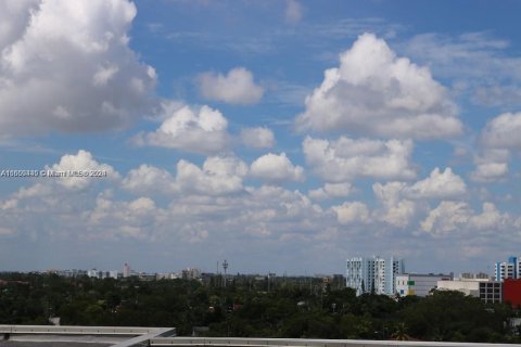 Condo in Miami, Florida, 1 bedroom  № 1386246 - photo 2