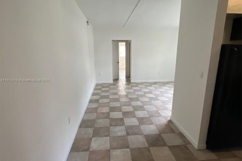 Apartamento en alquiler en Miami, Florida, 1 dormitorio, 65.03 m2 № 942751 - foto 4