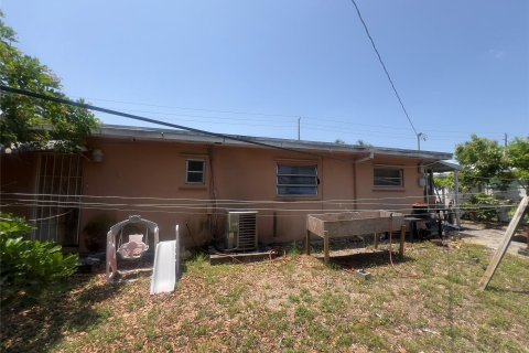 House in Miami Gardens, Florida 6 bedrooms, 169.36 sq.m. № 1183650 - photo 3