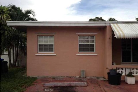 House in Miami Gardens, Florida 6 bedrooms, 169.36 sq.m. № 1183650 - photo 1