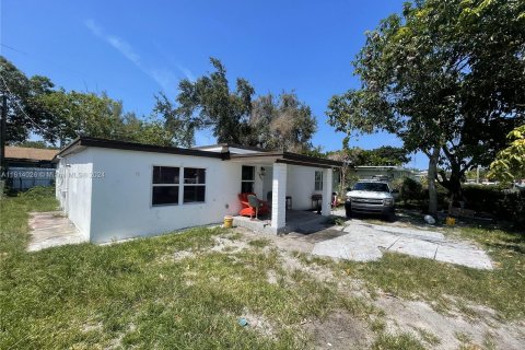 House in Miami, Florida 2 bedrooms, 108.32 sq.m. № 1270237 - photo 5