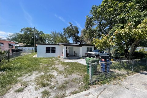 House in Miami, Florida 2 bedrooms, 108.32 sq.m. № 1270237 - photo 1