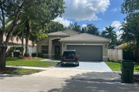 House in Pembroke Pines, Florida 4 bedrooms, 167.22 sq.m. № 1320620 - photo 2