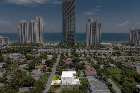 Casa en venta en Sunny Isles Beach, Florida, 5 dormitorios, 406.73 m2 № 1318978 - foto 24