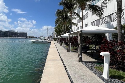 Condo in Miami Beach, Florida, 1 bedroom  № 1154809 - photo 24