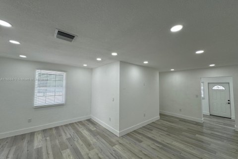 Casa en venta en Miami, Florida, 4 dormitorios, 145.11 m2 № 1384418 - foto 11