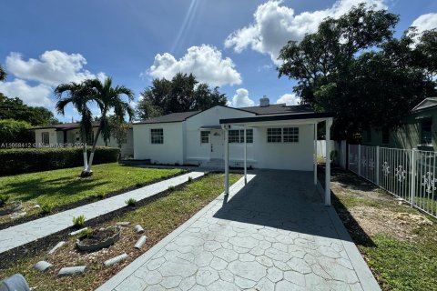 Casa en venta en Miami, Florida, 4 dormitorios, 145.11 m2 № 1384418 - foto 1