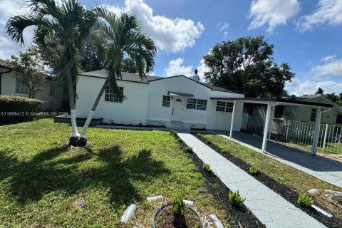 House in Miami, Florida 4 bedrooms, 145.11 sq.m. № 1384418 - photo 6