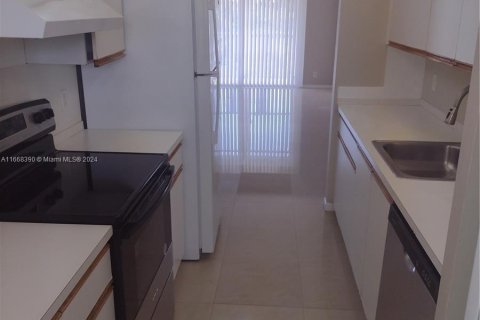 Condo in Pembroke Pines, Florida, 2 bedrooms  № 1384414 - photo 3