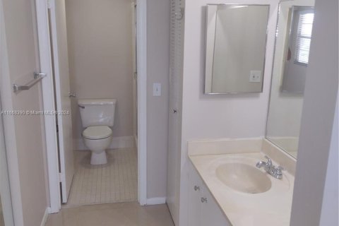 Condo in Pembroke Pines, Florida, 2 bedrooms  № 1384414 - photo 7