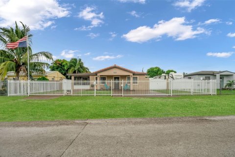 Villa ou maison à vendre à Opa-locka, Floride: 3 chambres, 123.37 m2 № 1384415 - photo 2