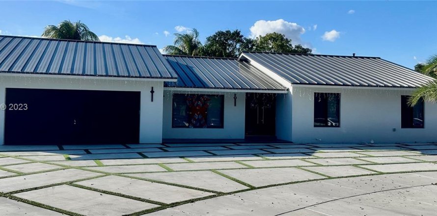 House in Miami, Florida 4 bedrooms, 317.73 sq.m. № 922009