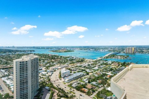 Condominio en venta en Riviera Beach, Florida, 2 dormitorios, 150.97 m2 № 1174520 - foto 12