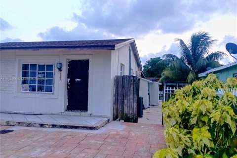 Propiedad comercial en venta en Miami, Florida, 176.79 m2 № 1234467 - foto 3