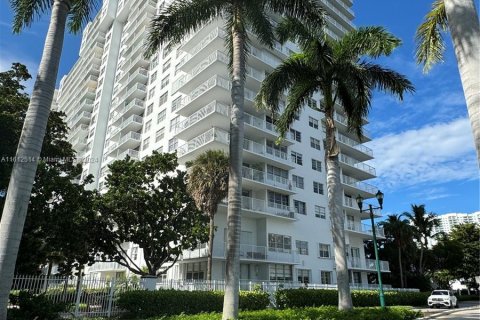 Condo in Aventura, Florida, 1 bedroom  № 1234507 - photo 1