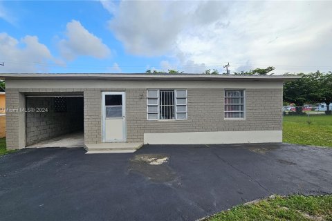 Casa en venta en Miami Gardens, Florida, 2 dormitorios, 92.34 m2 № 1330615 - foto 1