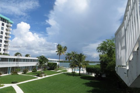 Copropriété à vendre à Bay Harbor Islands, Floride: 2 chambres, 69.68 m2 № 1330517 - photo 15