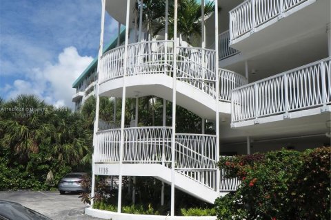 Copropriété à vendre à Bay Harbor Islands, Floride: 2 chambres, 69.68 m2 № 1330517 - photo 3