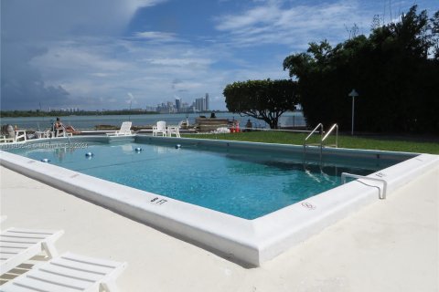 Condo in Bay Harbor Islands, Florida, 2 bedrooms  № 1330517 - photo 11