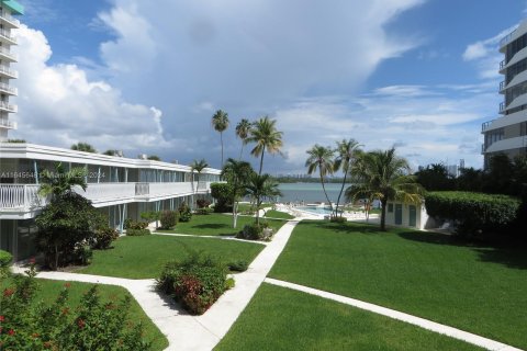 Copropriété à vendre à Bay Harbor Islands, Floride: 2 chambres, 69.68 m2 № 1330517 - photo 13