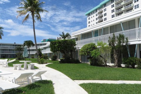 Copropriété à vendre à Bay Harbor Islands, Floride: 2 chambres, 69.68 m2 № 1330517 - photo 9