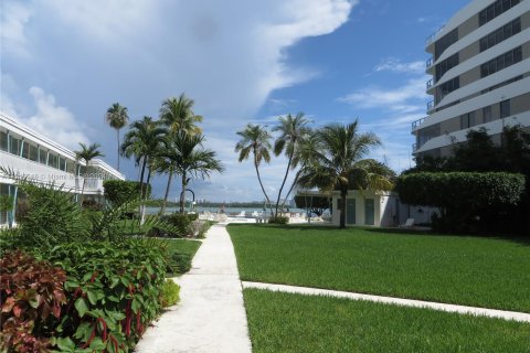 Copropriété à vendre à Bay Harbor Islands, Floride: 2 chambres, 69.68 m2 № 1330517 - photo 4