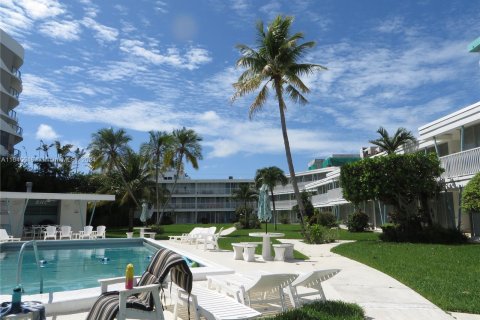 Copropriété à vendre à Bay Harbor Islands, Floride: 2 chambres, 69.68 m2 № 1330517 - photo 7