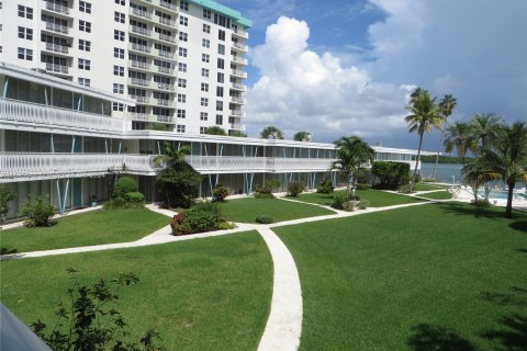 Condo in Bay Harbor Islands, Florida, 2 bedrooms  № 1330517 - photo 10