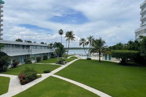 Condo in Bay Harbor Islands, Florida, 2 bedrooms  № 1330517 - photo 14