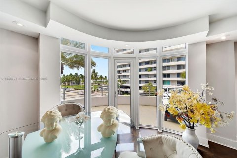 Condo in Miami Beach, Florida, 2 bedrooms  № 358670 - photo 9