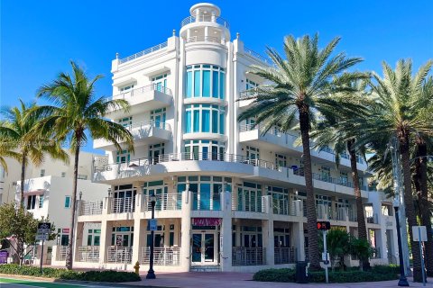 Condo in Miami Beach, Florida, 2 bedrooms  № 358670 - photo 1