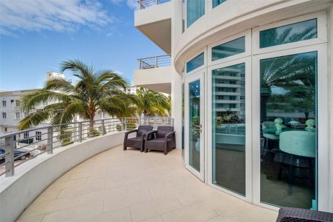 Condo in Miami Beach, Florida, 2 bedrooms  № 358670 - photo 13