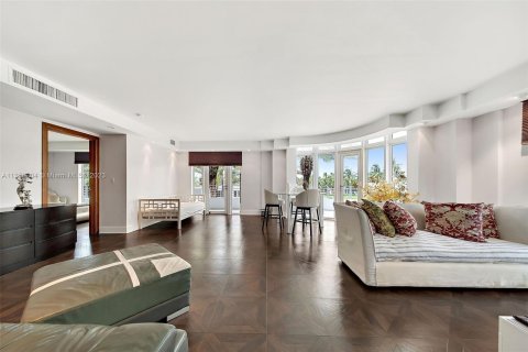 Condo in Miami Beach, Florida, 2 bedrooms  № 358670 - photo 5