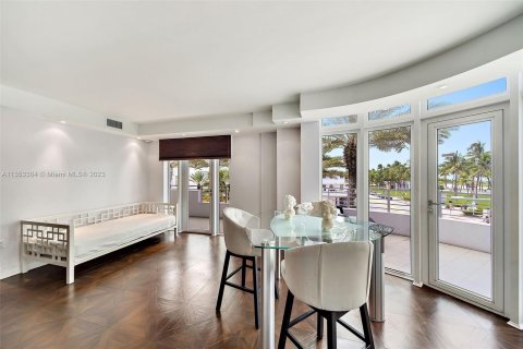 Condo in Miami Beach, Florida, 2 bedrooms  № 358670 - photo 8