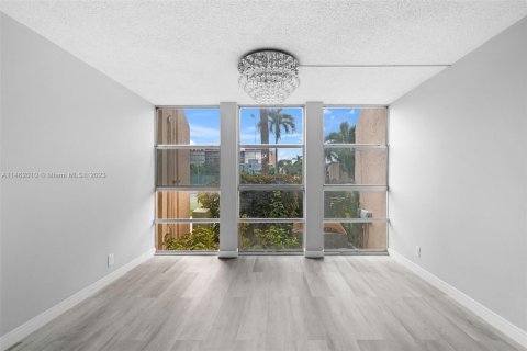 Apartment in Hallandale Beach, Florida 1 bedroom, 74.32 sq.m. № 747289 - photo 10