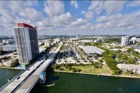 Condo in Hollywood, Florida, 3 bedrooms  № 1119683 - photo 2