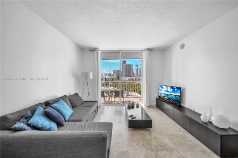 Condo in Miami, Florida, 1 bedroom  № 1367272 - photo 7