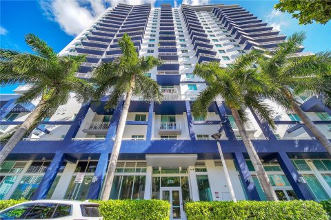 Condo in Miami, Florida, 1 bedroom  № 1367272 - photo 1