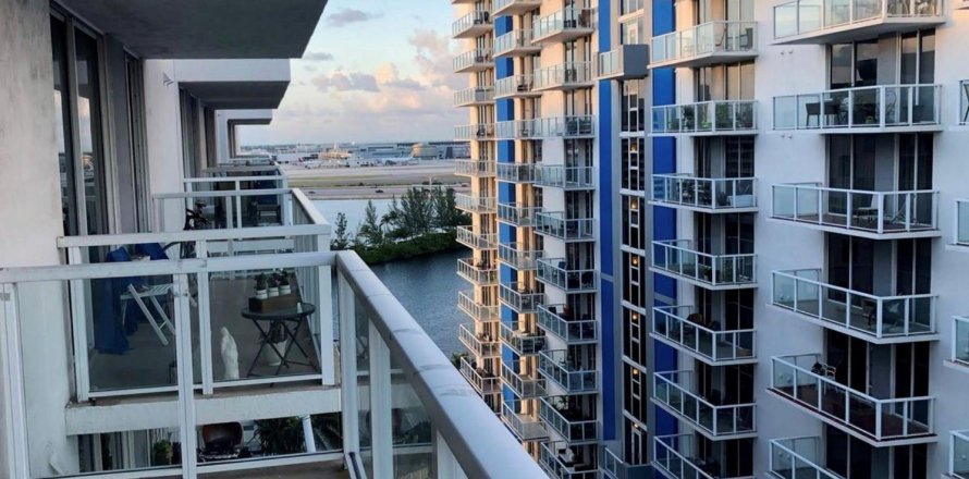 Condominio en Miami, Florida, 2 dormitorios  № 1228686