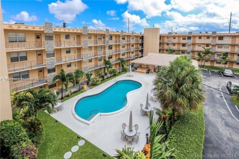 Condominio en venta en Hollywood, Florida, 2 dormitorios, 60.39 m2 № 1309227 - foto 1