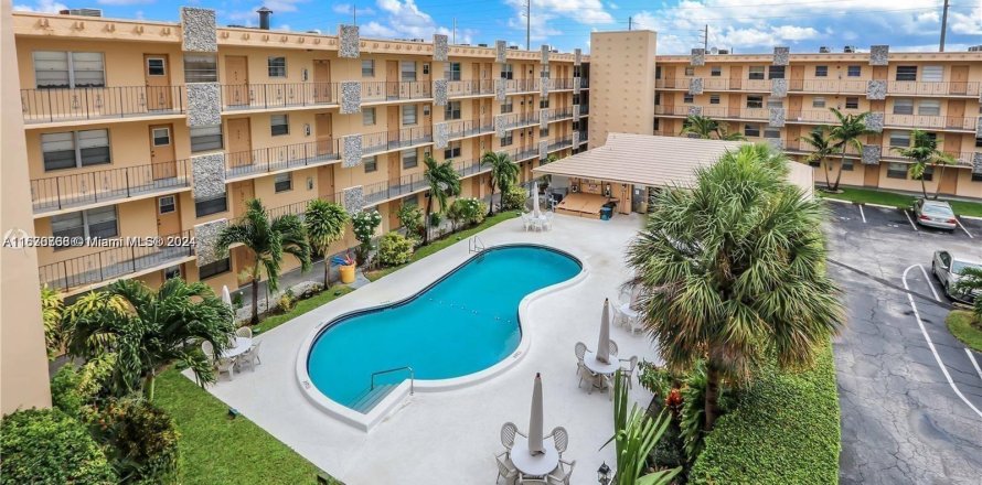 Condominio en Hollywood, Florida, 2 dormitorios  № 1309227