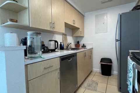 Condo in Miami Beach, Florida, 1 bedroom  № 1306479 - photo 17