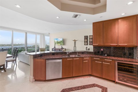 Condo in Bal Harbour, Florida, 2 bedrooms  № 1386017 - photo 8