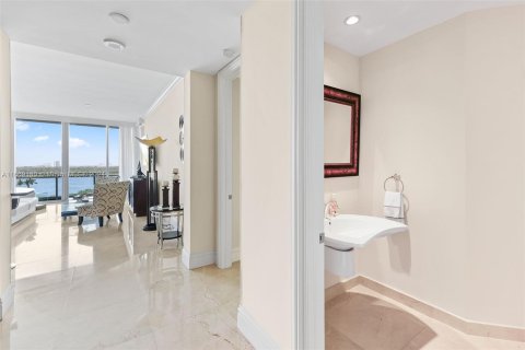 Condo in Bal Harbour, Florida, 2 bedrooms  № 1386017 - photo 17