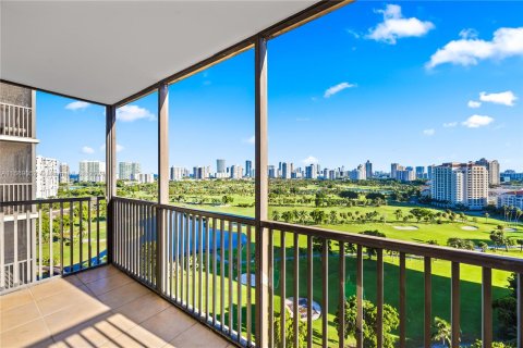 Condo in Aventura, Florida, 2 bedrooms  № 1385972 - photo 18