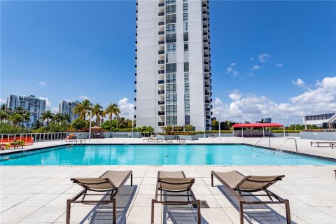 Condominio en venta en Aventura, Florida, 2 dormitorios, 100.24 m2 № 1330211 - foto 3