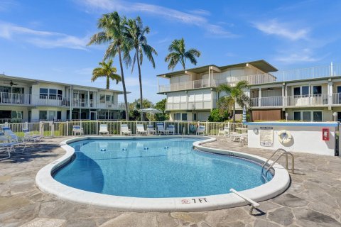 Condo in Deerfield Beach, Florida, 2 bedrooms  № 787473 - photo 1