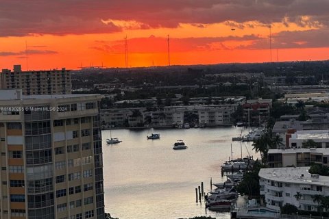 Condo in Hallandale Beach, Florida, 2 bedrooms  № 1291625 - photo 17